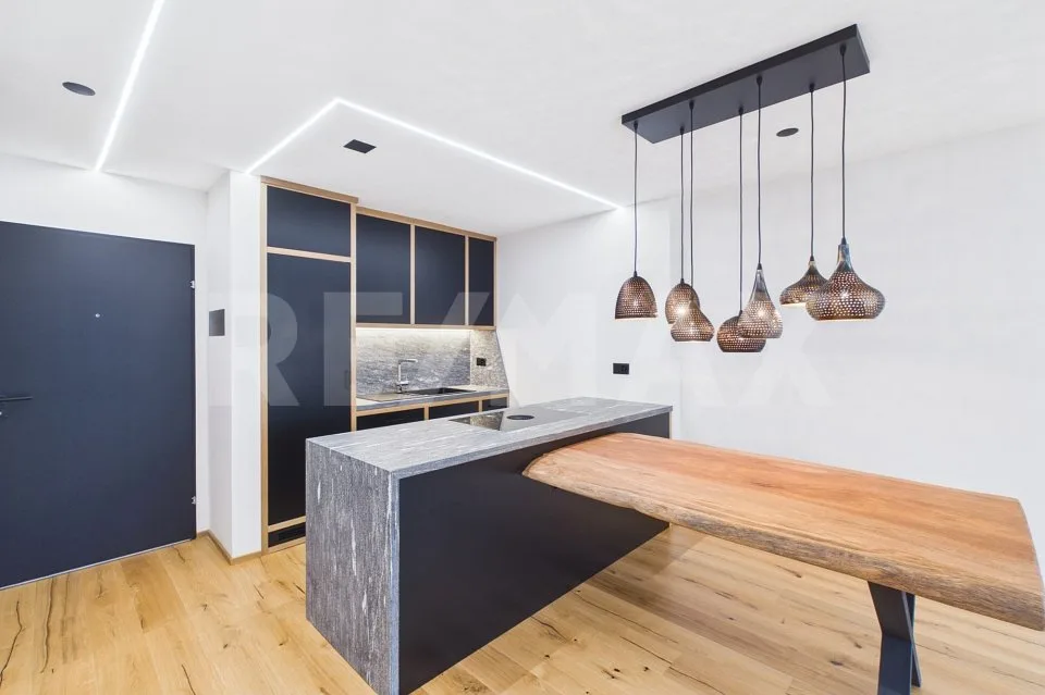 Rêve alpin : Appartement de 2,5 pièces rénové avec style et balcon