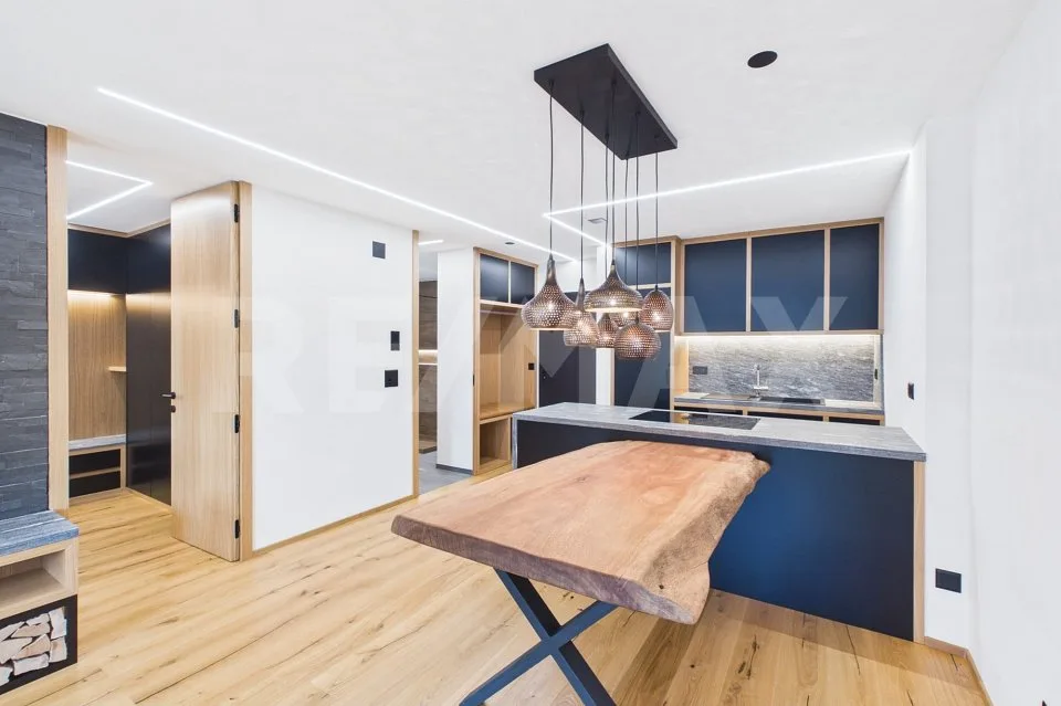 Rêve alpin : Appartement de 2,5 pièces rénové avec style et balcon