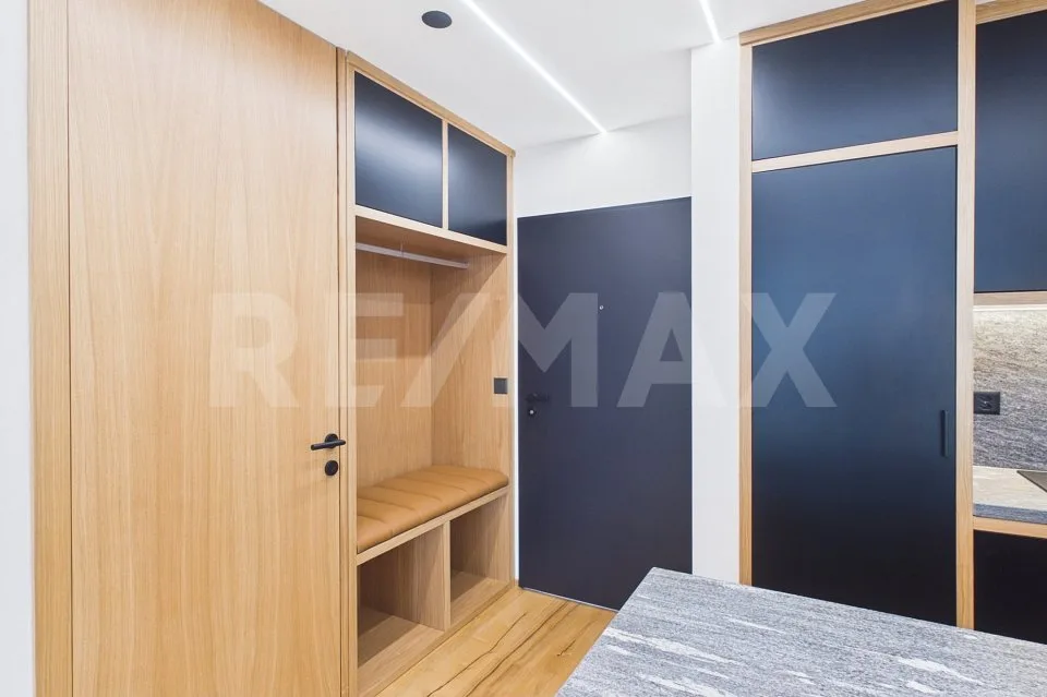 Rêve alpin : Appartement de 2,5 pièces rénové avec style et balcon