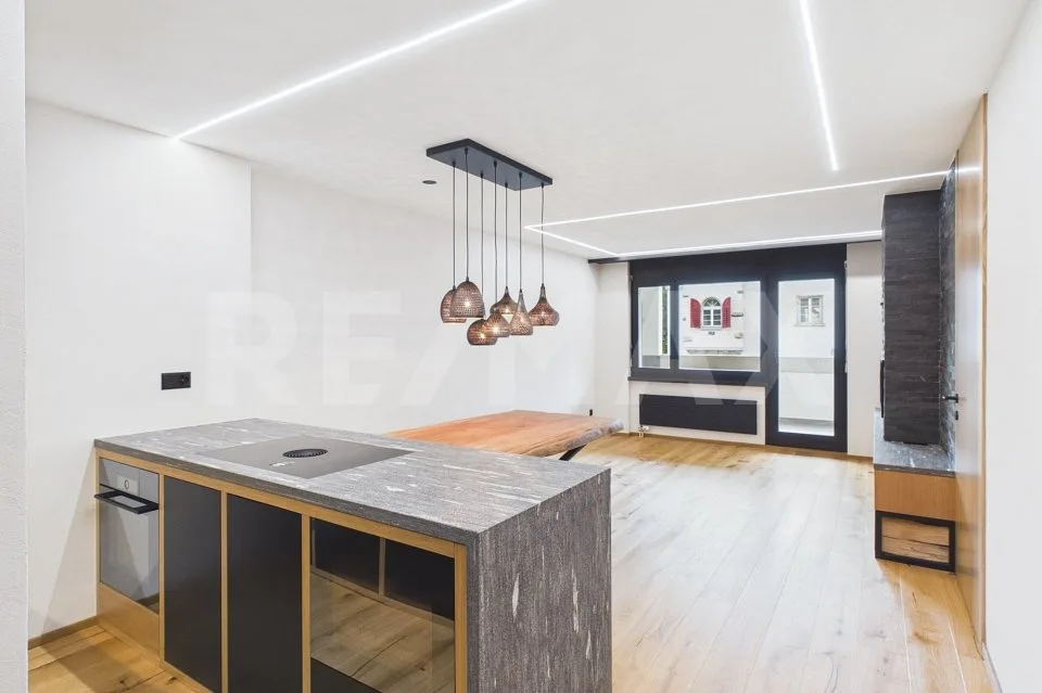 Rêve alpin : Appartement de 2,5 pièces rénové avec style et balcon