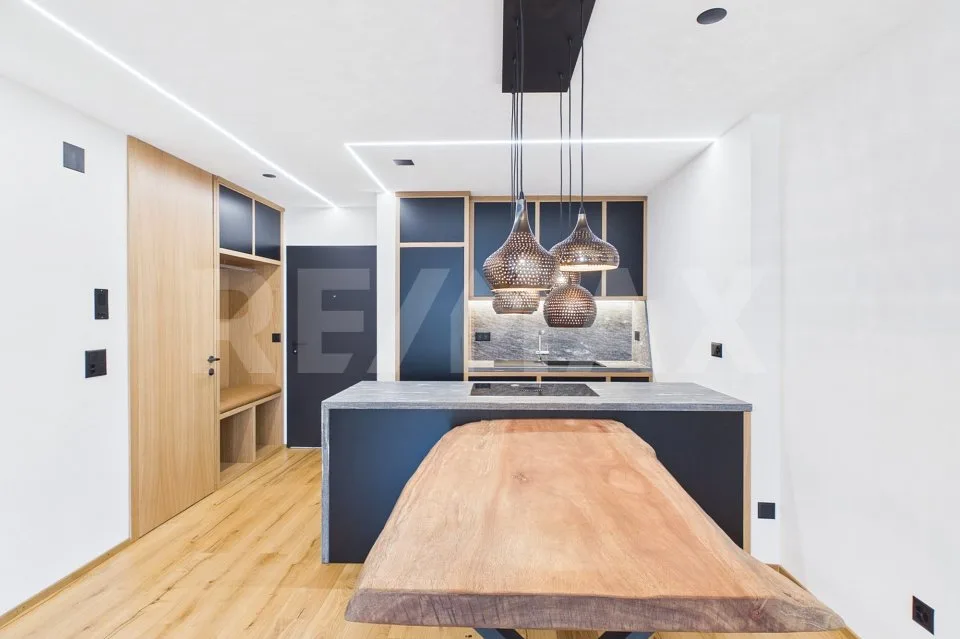 Rêve alpin : Appartement de 2,5 pièces rénové avec style et balcon