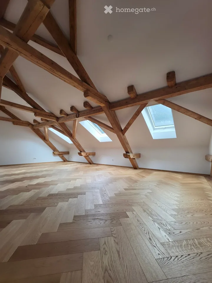 Charmante 5.5-Zimmer-Dachwohnung im historischen Altbau – Burgstrasse 30, Glarus