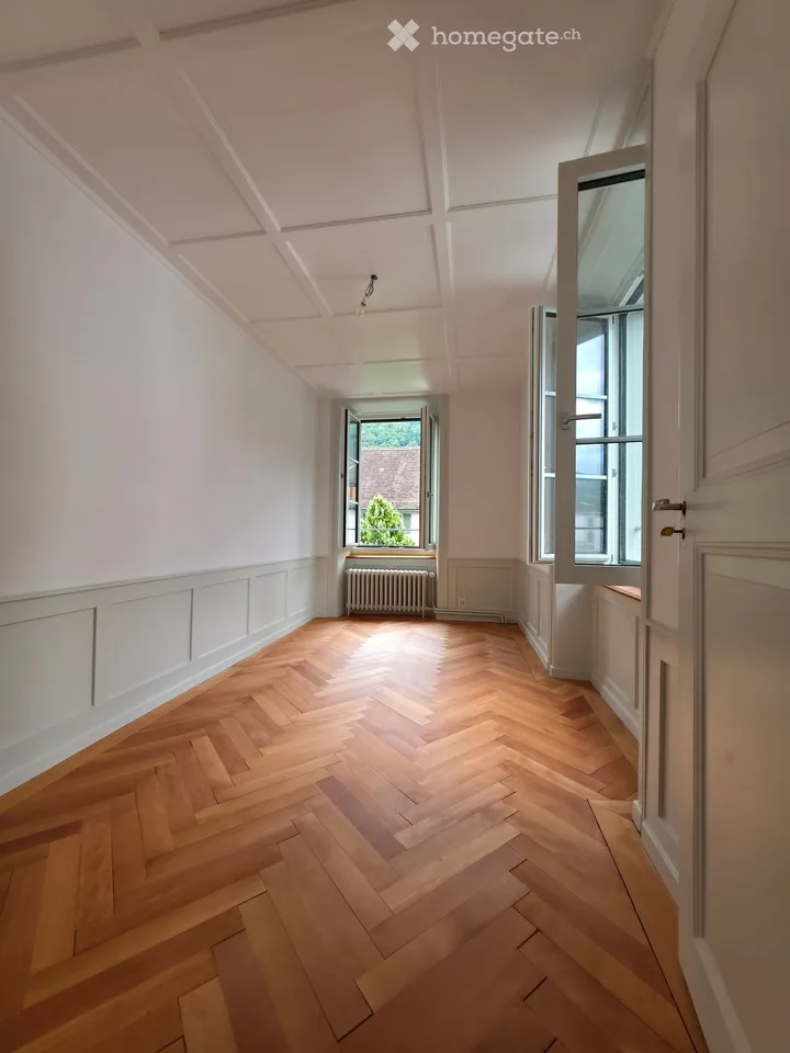 Charmant appartement de 5,5 pièces dans un immeuble ancien historique – Burgstrasse 30, Glarus