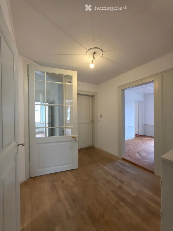 Charmant appartement de 5,5 pièces dans un immeuble ancien historique – Burgstrasse 30, Glarus