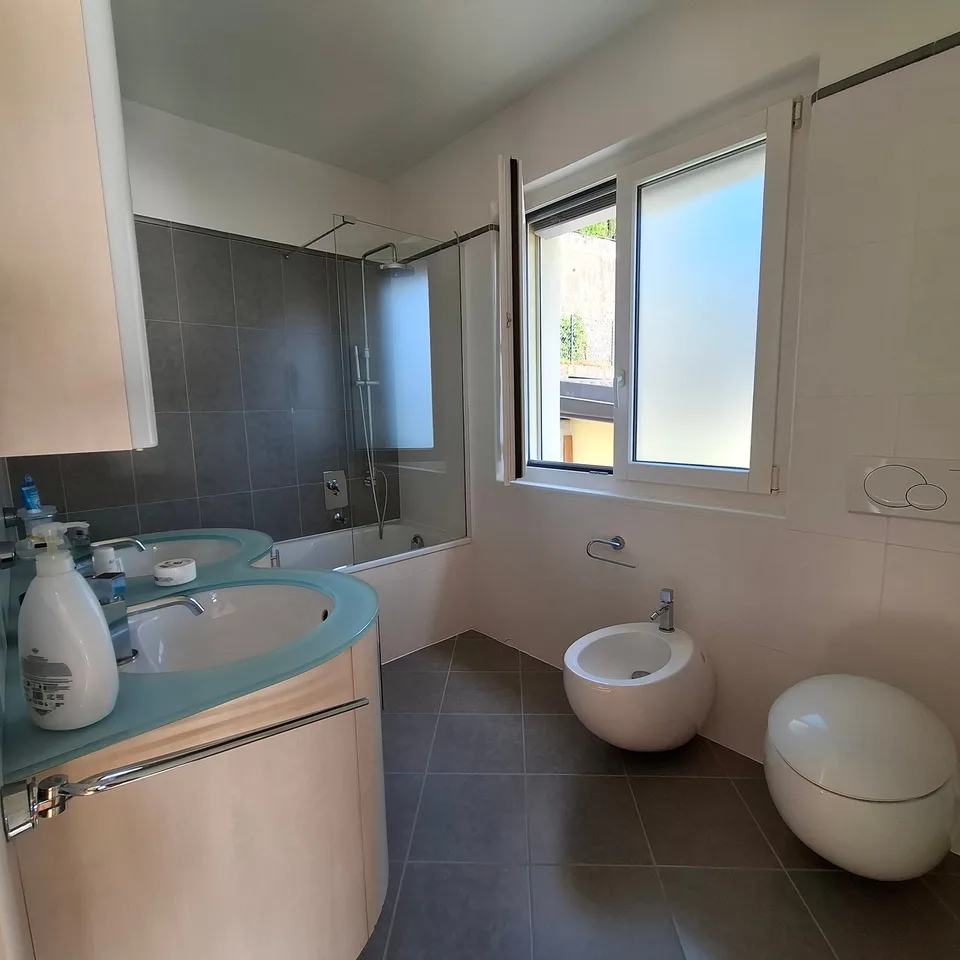 Charming single-family house 4.5 with lake view in Bissone