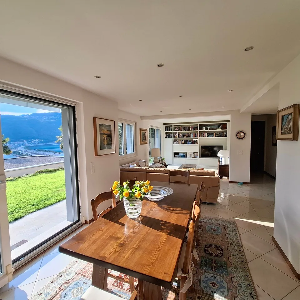 Charming single-family house 4.5 with lake view in Bissone