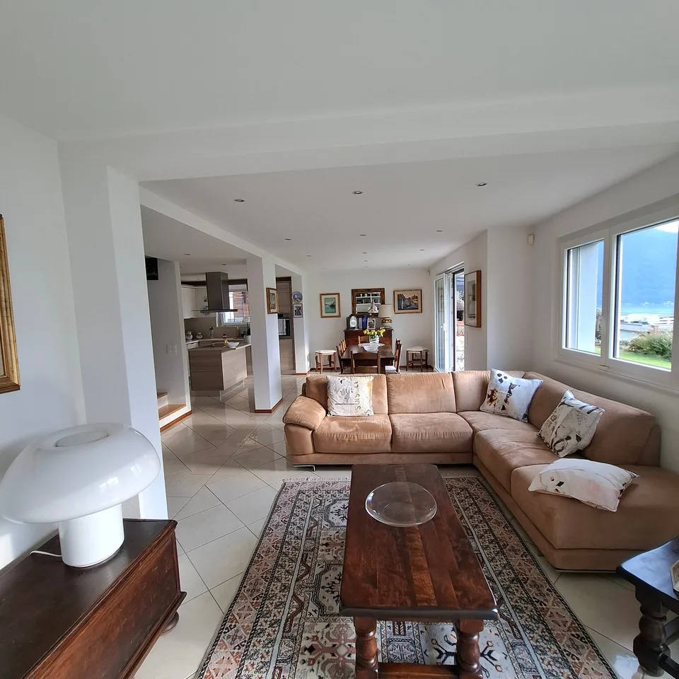 Charming single-family house 4.5 with lake view in Bissone