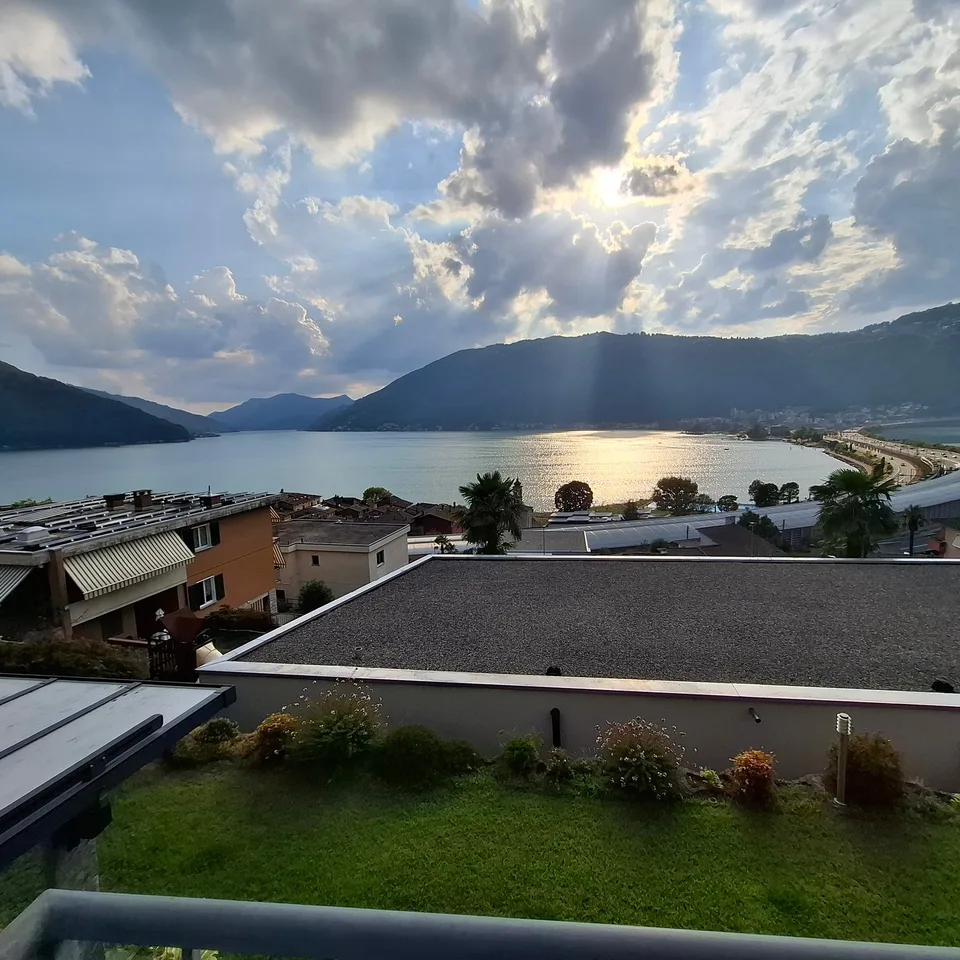 Charming single-family house 4.5 with lake view in Bissone