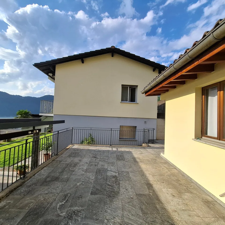 Charming single-family house 4.5 with lake view in Bissone
