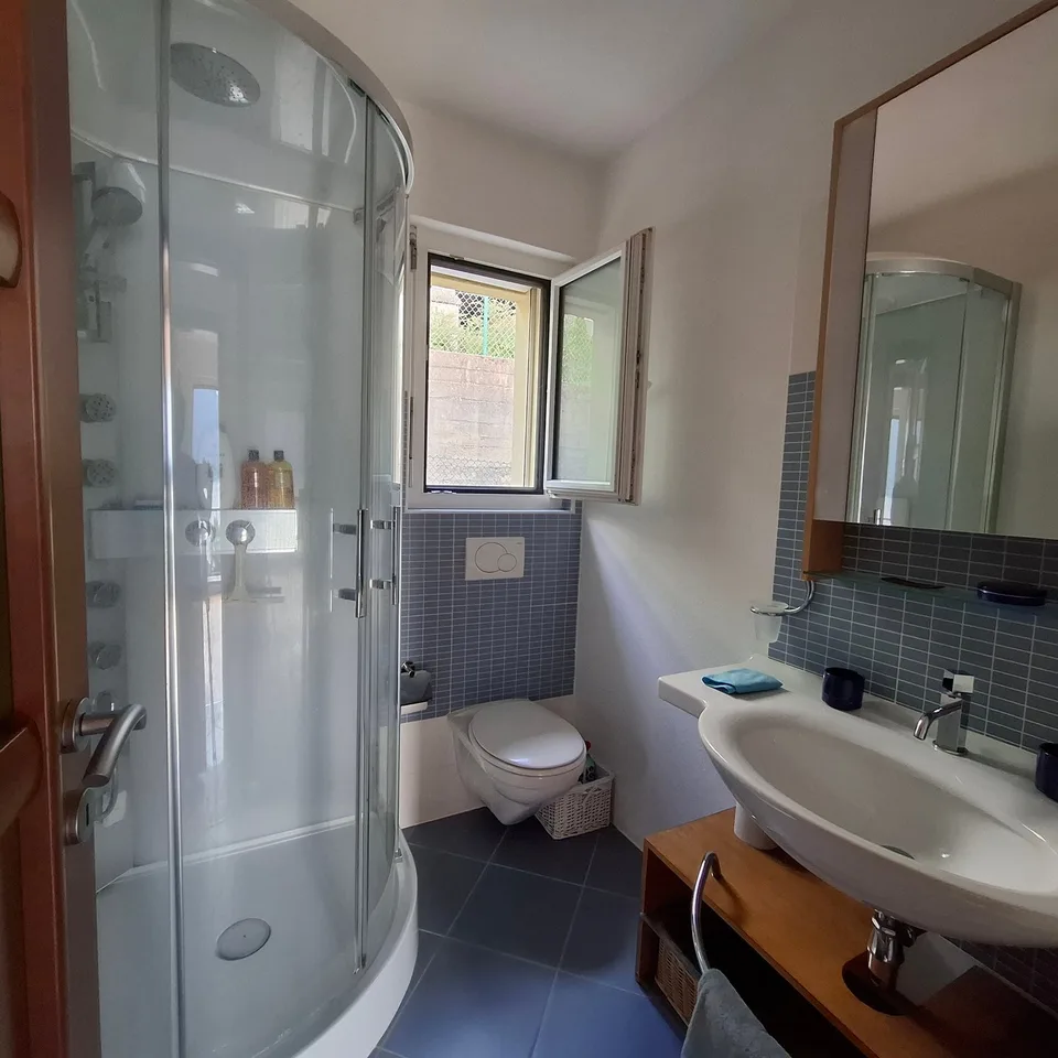 Charming single-family house 4.5 with lake view in Bissone