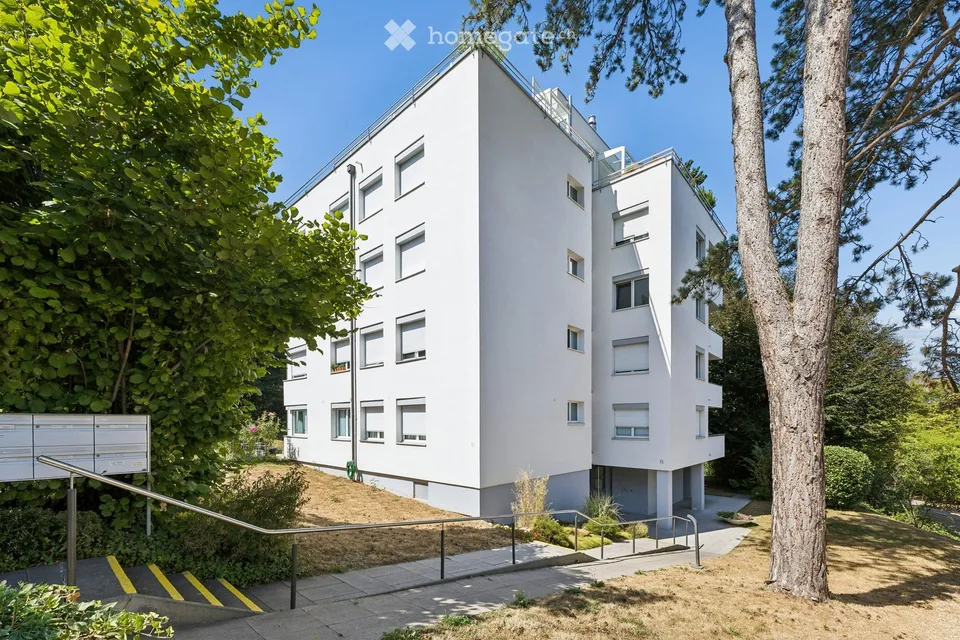 Attraktive, helle 4.5-Zimmerwohnung mit Gartensitzplatz an ruhiger und grüner Lage in Binningen