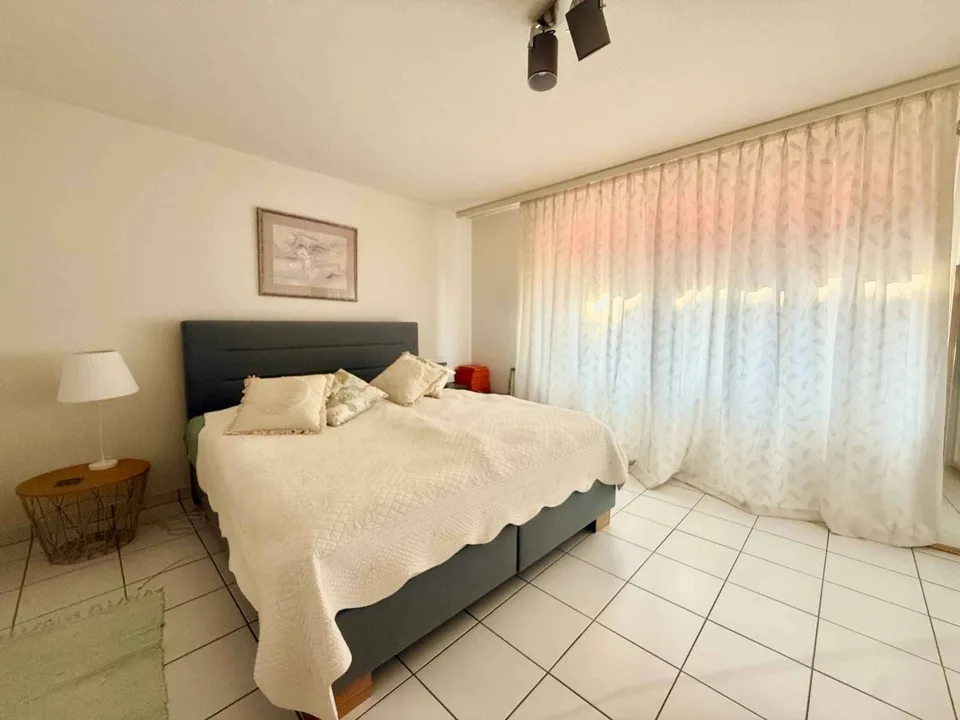 Spacious 2.5-room apartment with a view of the lake