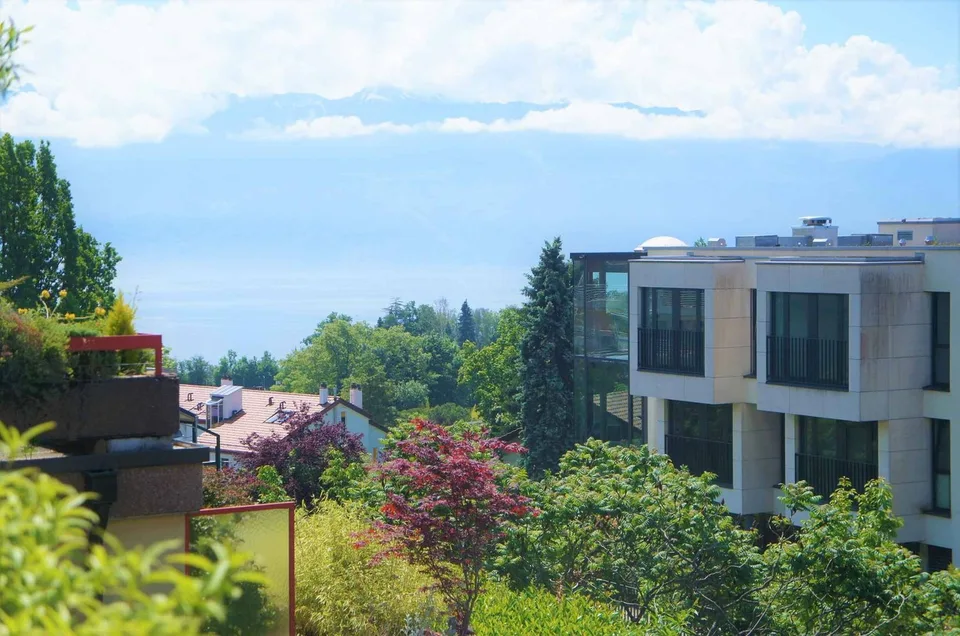 Spacious 2.5-room apartment with a view of the lake