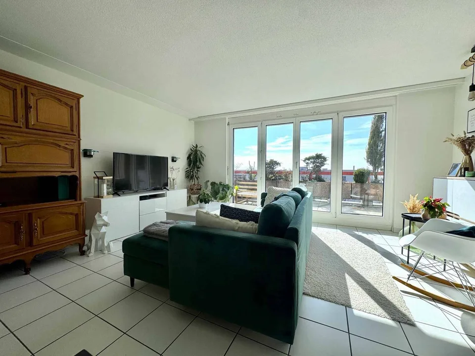 Spacious 2.5-room apartment with a view of the lake