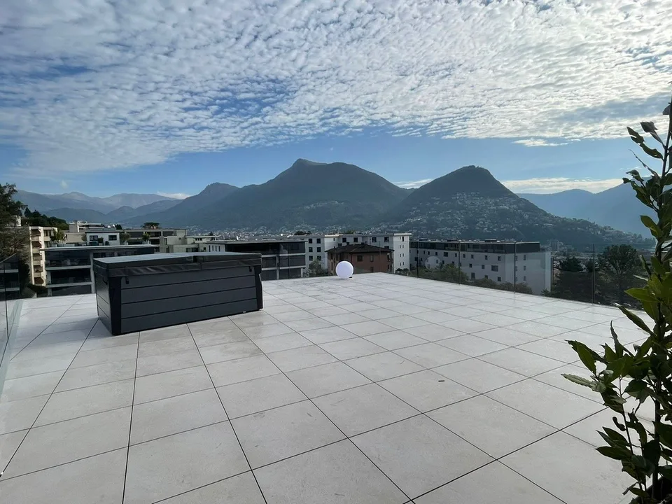 Luxus-Penthouse mit Terrasse und Jacuzzi in Massagno – sofort verfügbar