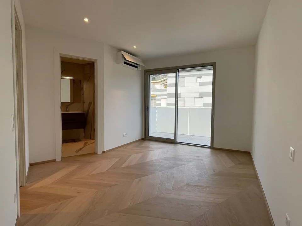 Luxus-Penthouse mit Terrasse und Jacuzzi in Massagno – sofort verfügbar
