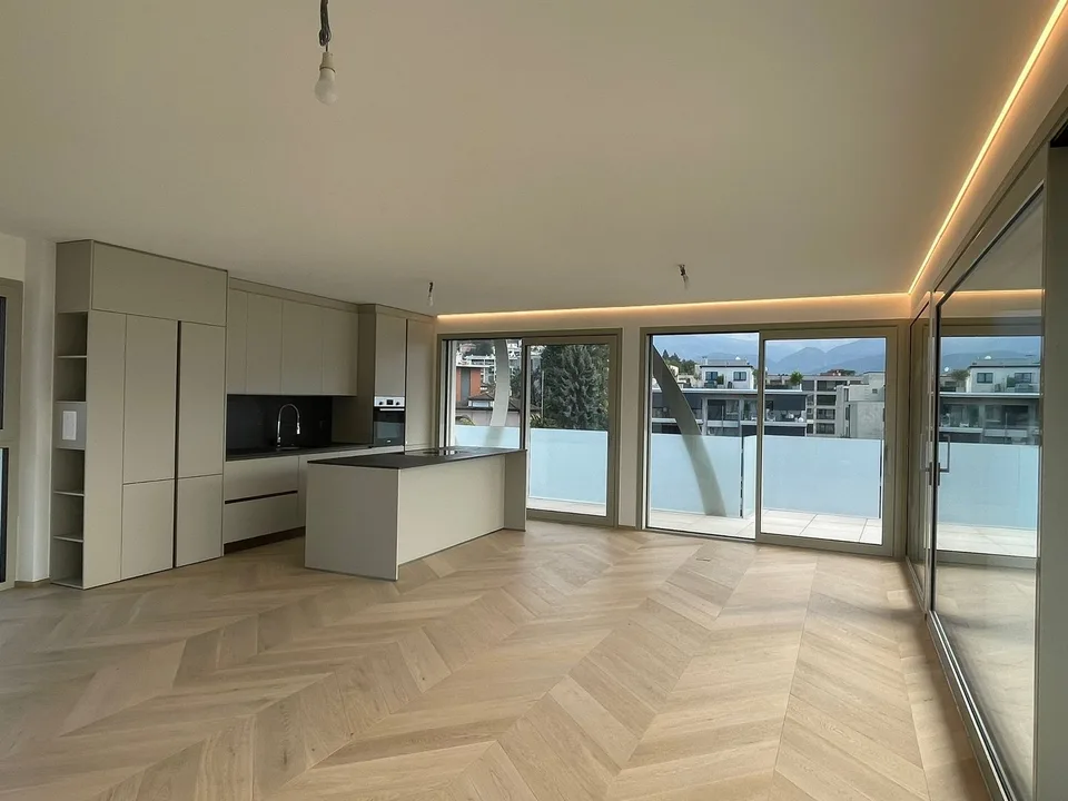 Luxus-Penthouse mit Terrasse und Jacuzzi in Massagno – sofort verfügbar