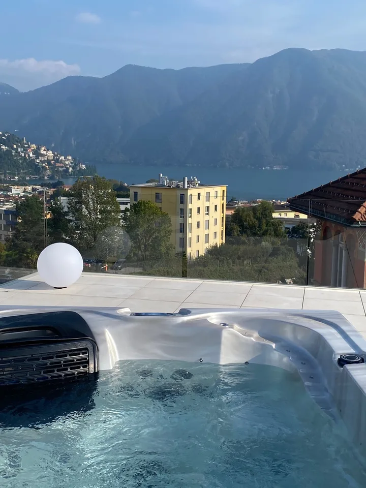 Luxus-Penthouse mit Terrasse und Jacuzzi in Massagno – sofort verfügbar
