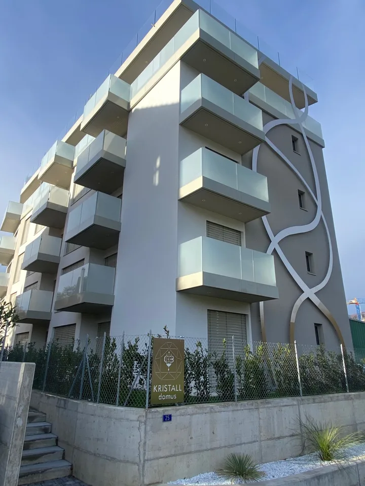 Luxus-Penthouse mit Terrasse und Jacuzzi in Massagno – sofort verfügbar