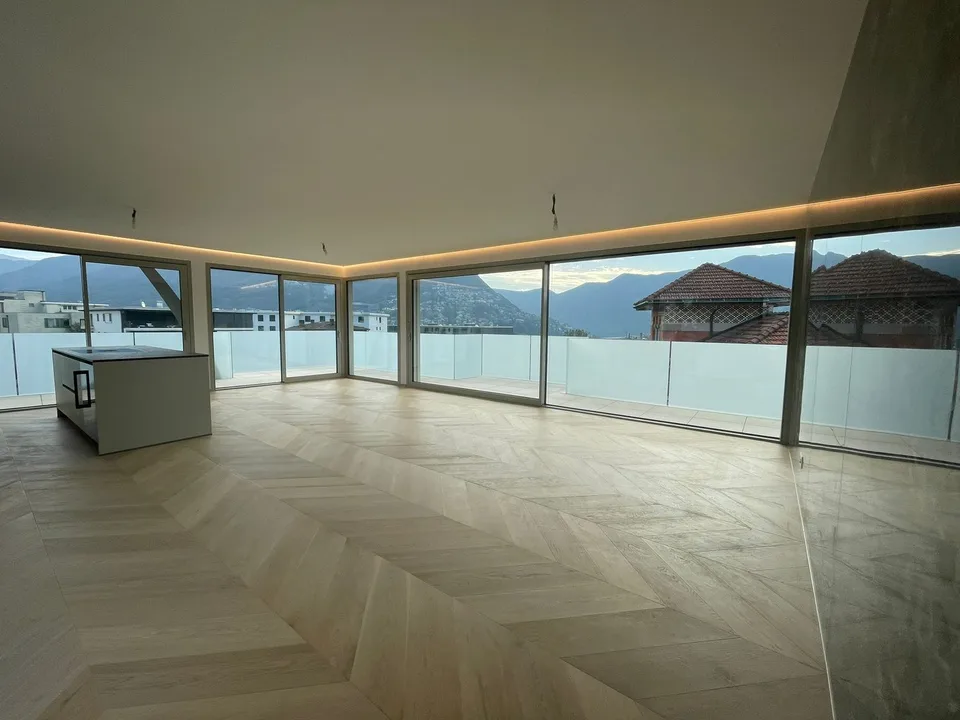 Luxus-Penthouse mit Terrasse und Jacuzzi in Massagno – sofort verfügbar