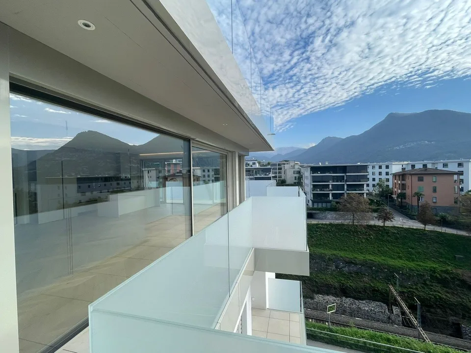 Luxus-Penthouse mit Terrasse und Jacuzzi in Massagno – sofort verfügbar