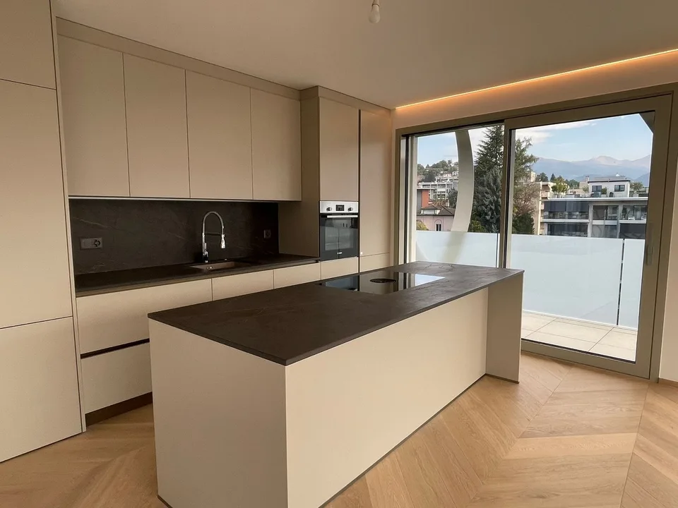 Luxus-Penthouse mit Terrasse und Jacuzzi in Massagno – sofort verfügbar