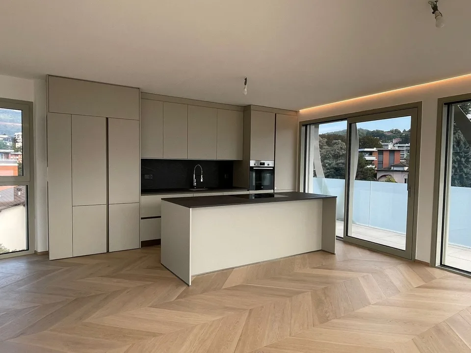 Luxus-Penthouse mit Terrasse und Jacuzzi in Massagno – sofort verfügbar