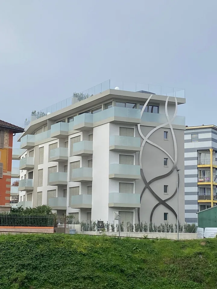 Luxus-Penthouse mit Terrasse und Jacuzzi in Massagno – sofort verfügbar