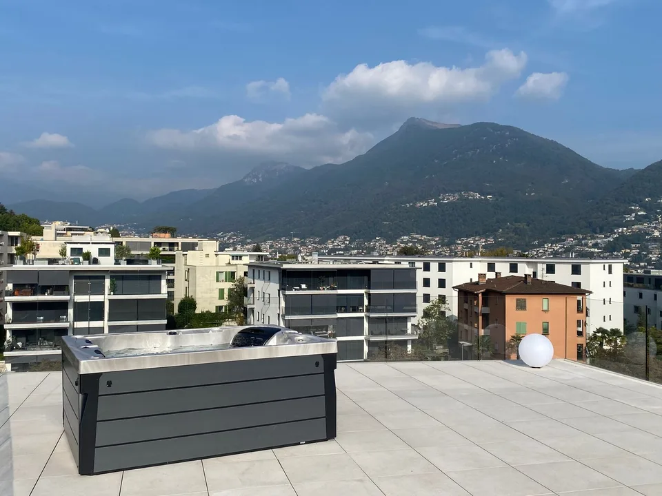 Luxus-Penthouse mit Terrasse und Jacuzzi in Massagno – sofort verfügbar