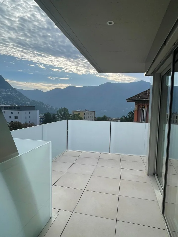 Luxus-Penthouse mit Terrasse und Jacuzzi in Massagno – sofort verfügbar