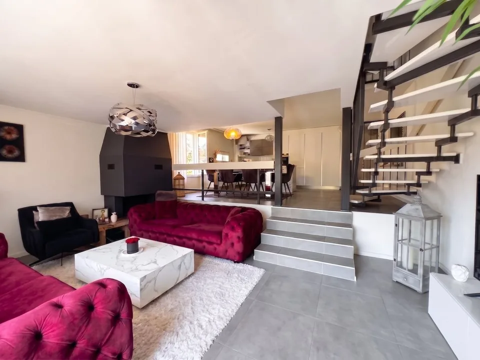 Rare ! Triplex en attique rénové de 6 pces, proche centre