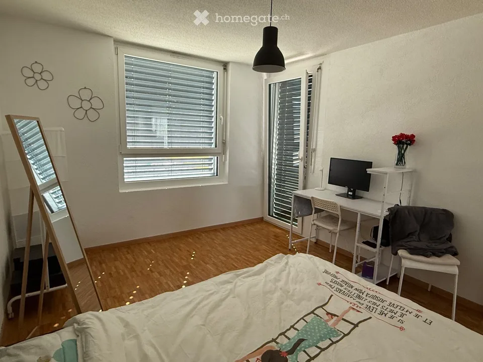 Camera arredata con balcone privato