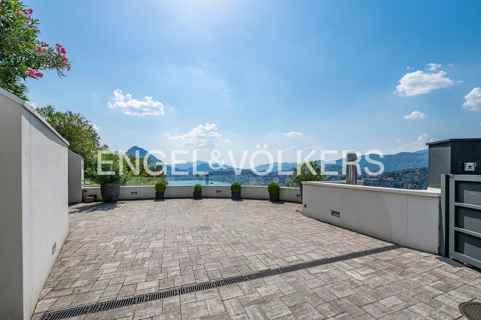 Villa ensoleillée avec piscine et vue dégagée