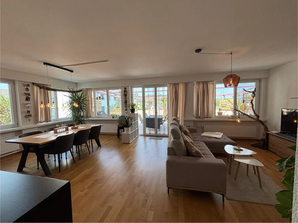 Moderne, helle Wohnung mit grosser Terrasse an zentraler Lage