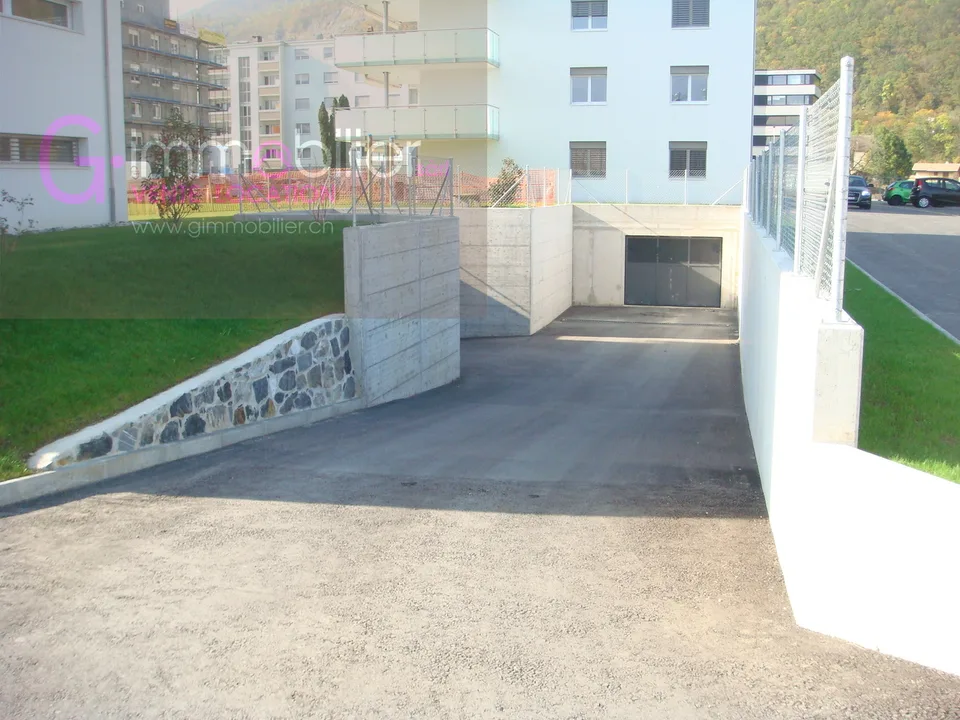 A louer place de parc au sous sol dans un garage