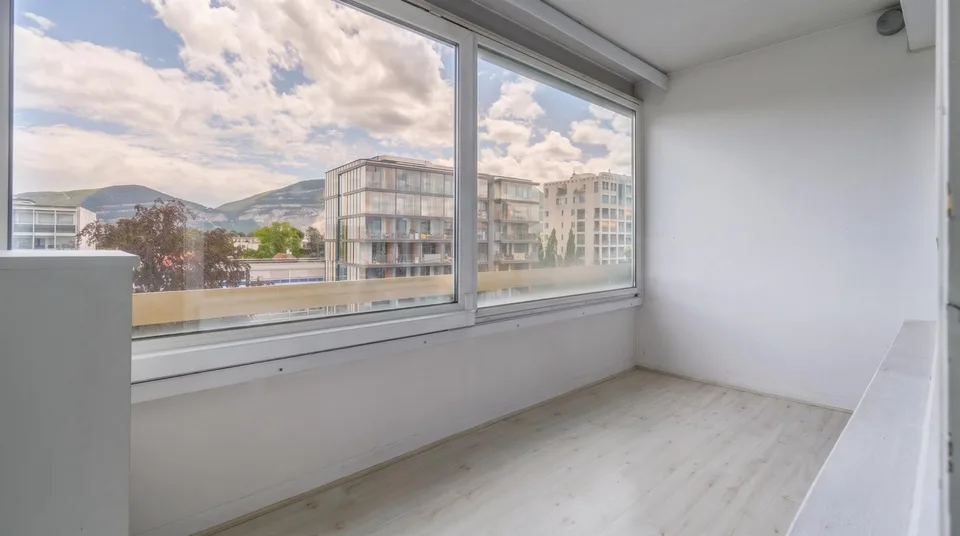Co-exclusivity in Florissant - Through Apartment