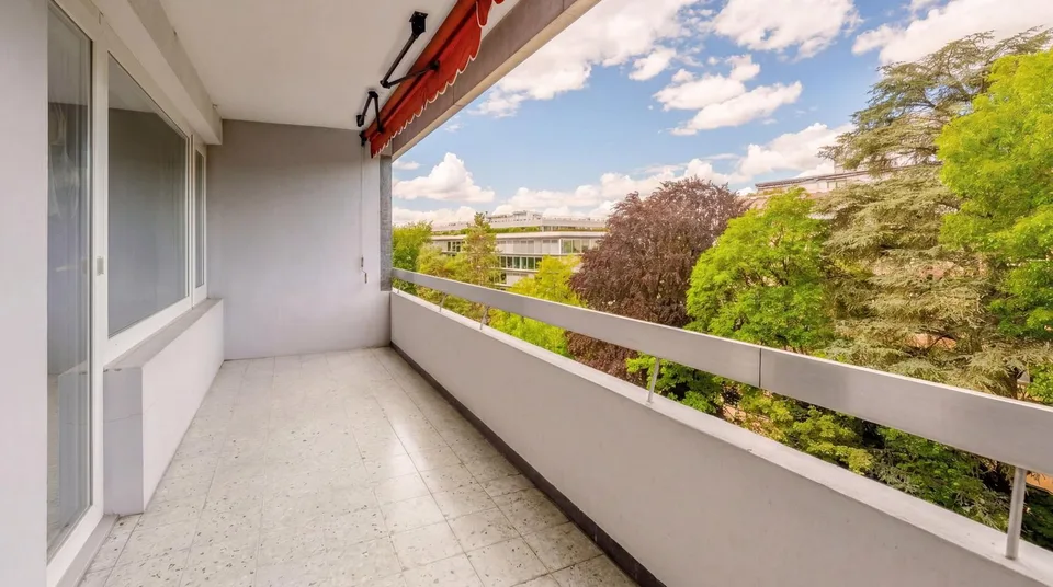 Co-exclusivity in Florissant - Through Apartment
