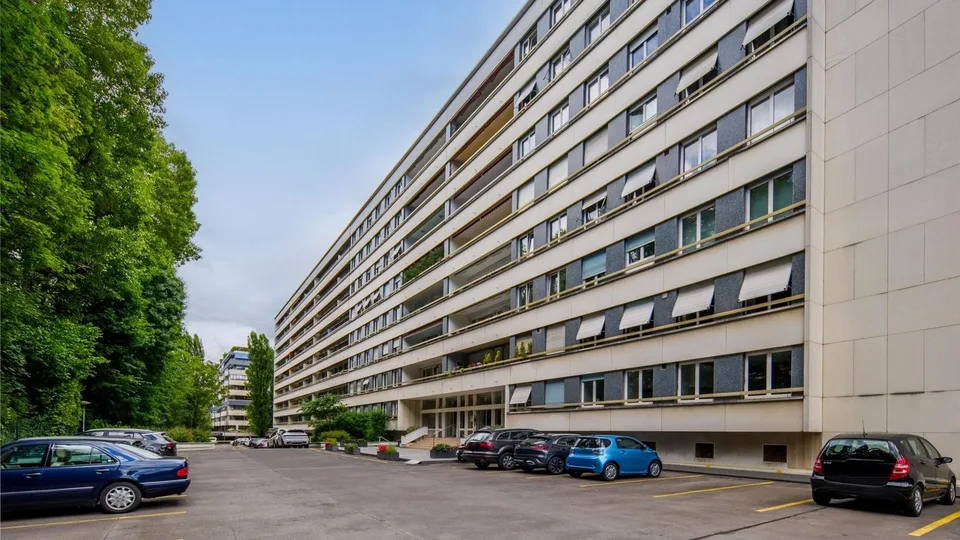 Co-exclusivity in Florissant - Through Apartment