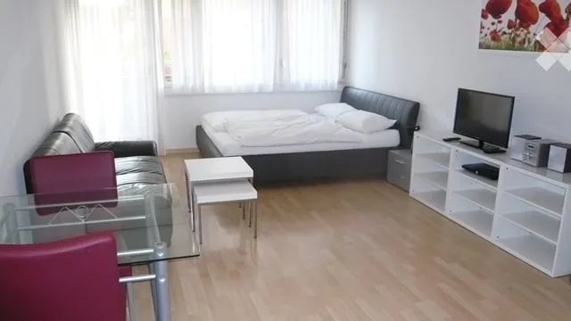 Spacious, furnished 1.5-room apartment with balcony in Zürich-Oerlikon