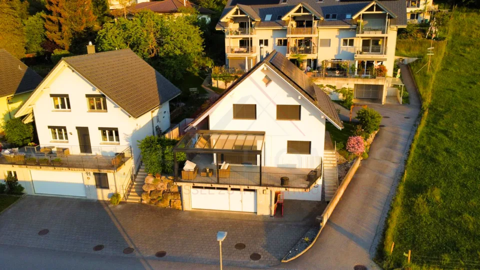 Casa unifamiliare moderna di 6,5 locali con giardino, ampia terrazza e doppio garage a Signau