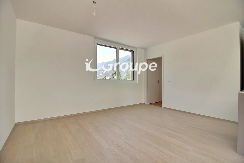 Splendid 4.5-room attic apartment for rent in Uvrier