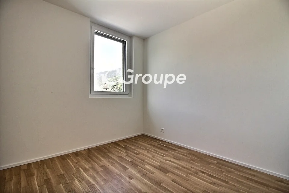 Splendid 4.5-room attic apartment for rent in Uvrier