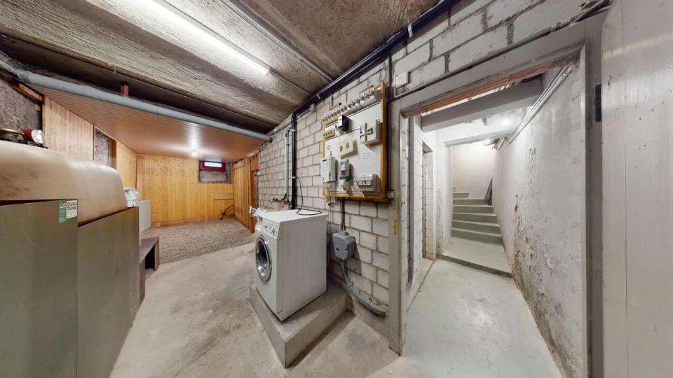 Detached spacious wonder with large extension and enormous potential