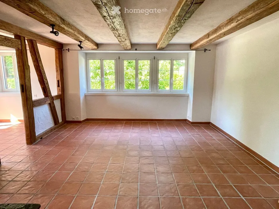 Appartement rénové de 3,5 pièces dans une maison à deux familles