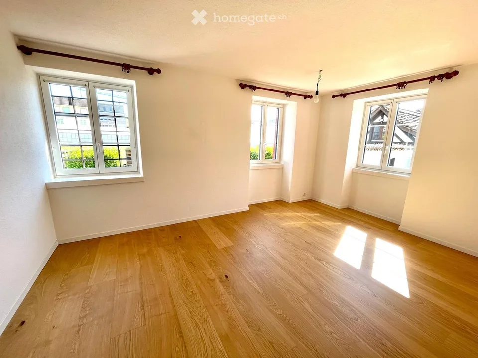 Appartement rénové de 3,5 pièces dans une maison à deux familles