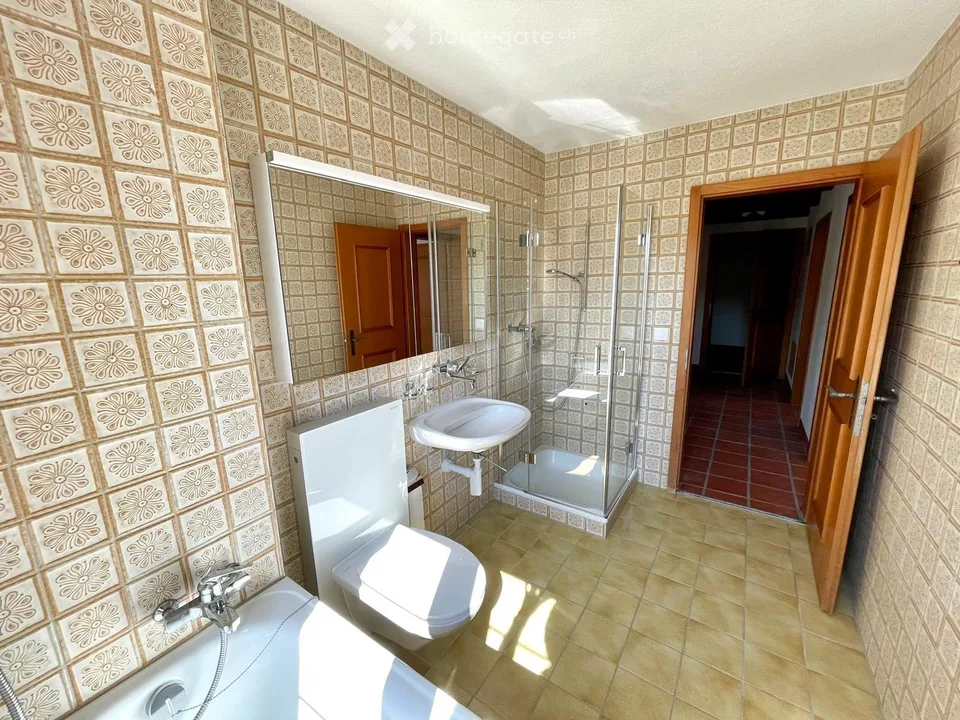 Appartement rénové de 3,5 pièces dans une maison à deux familles