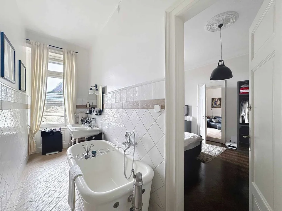 Beautiful 3.5 rooms of 98 m2 - Elegance of the Epoch