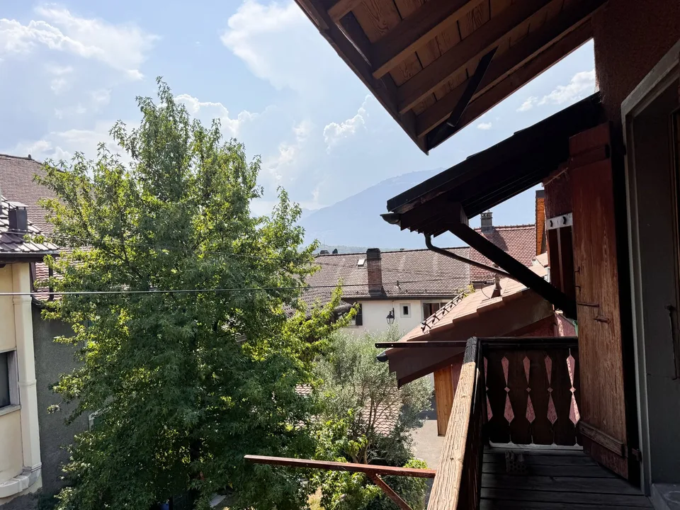 Casa di villaggio con due annessi – forte potenziale di trasformazione a Ollon
