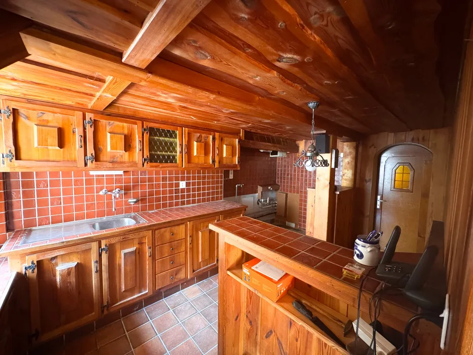 Casa di villaggio con due annessi – forte potenziale di trasformazione a Ollon