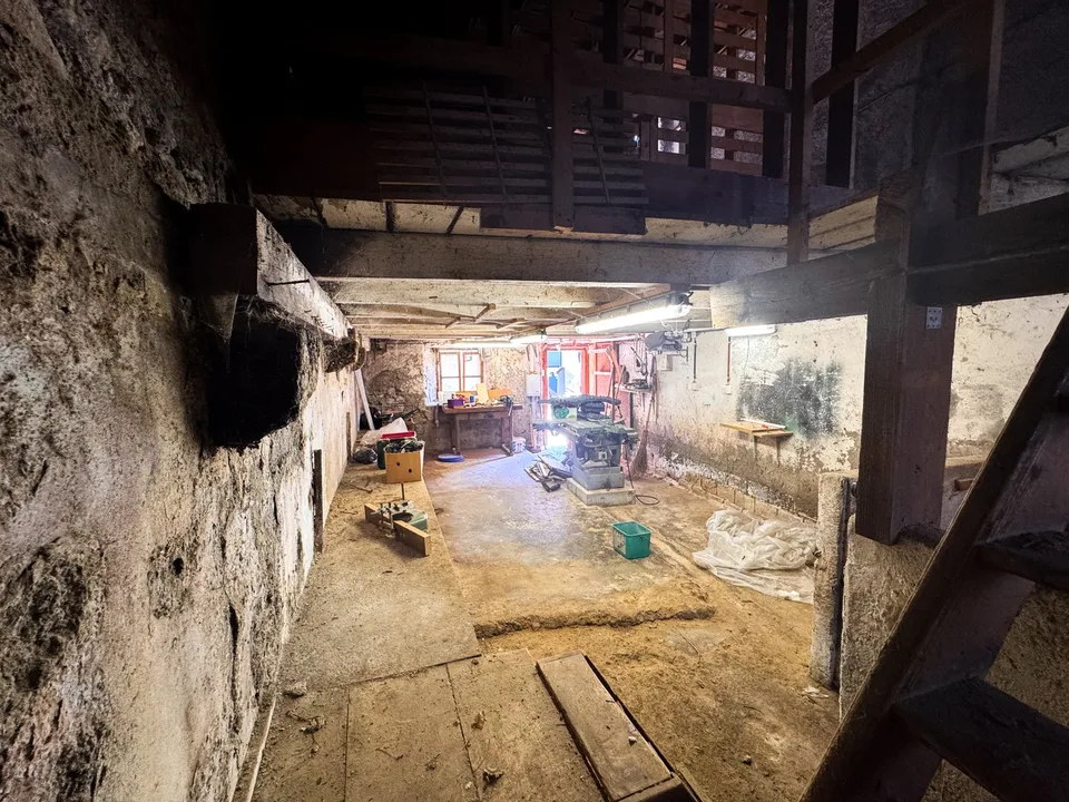 Casa di villaggio con due annessi – forte potenziale di trasformazione a Ollon